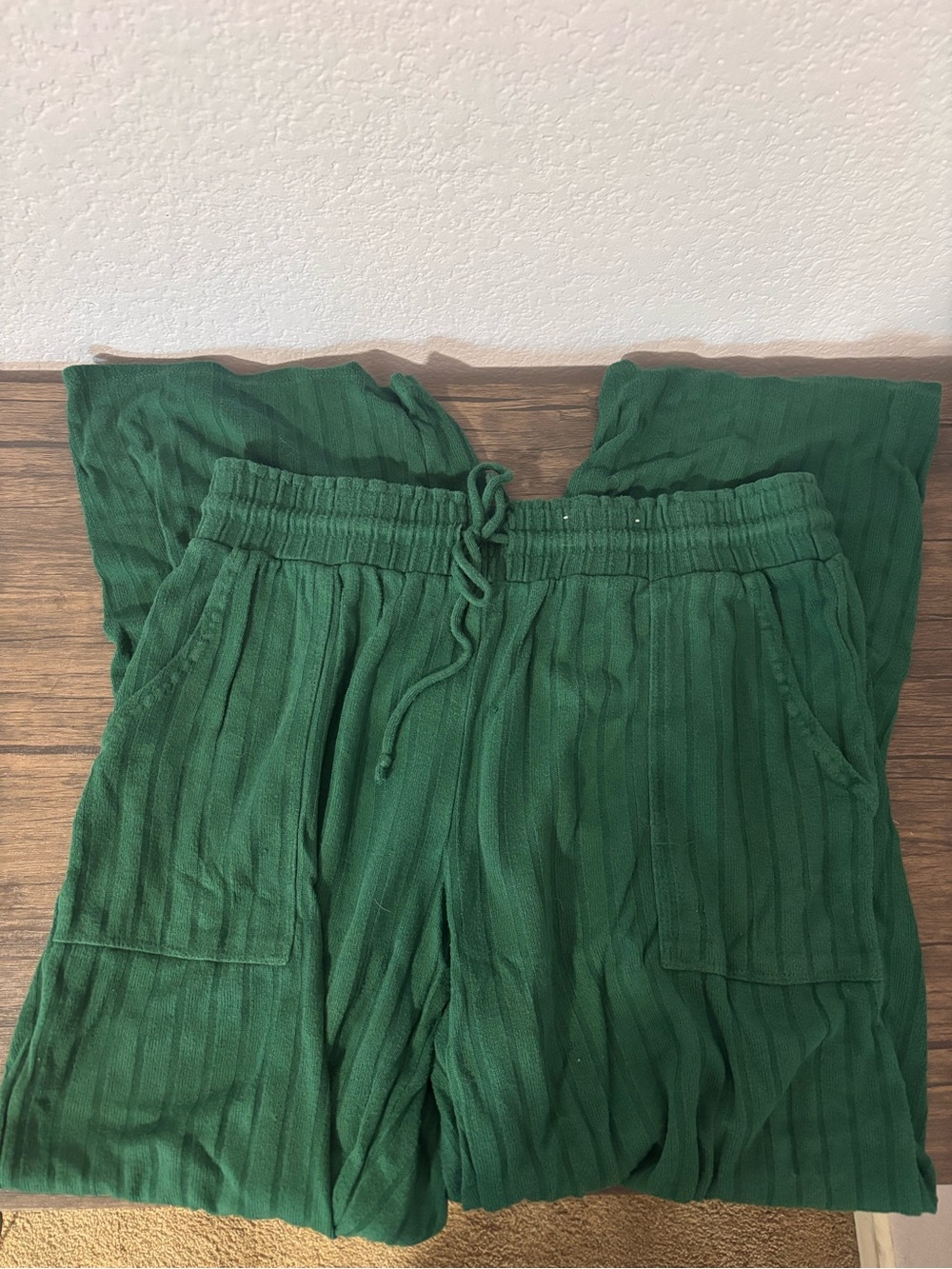 Green pants size large - Picture 1 of 3
